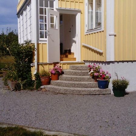 Charmig Villalaegenhet 150 M Fran Vaenerns Strand Mariestad Exterior photo